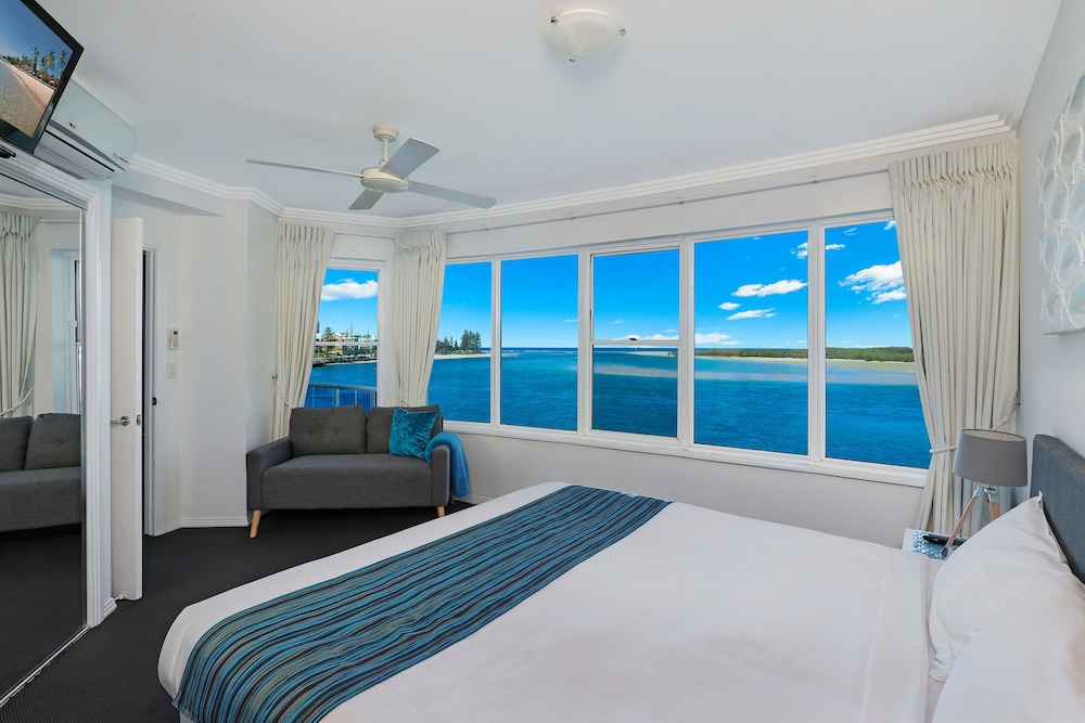 Absolute Waterfront 2 Bedroom Penthouse Apartment with Rooftop and Spa photo 2