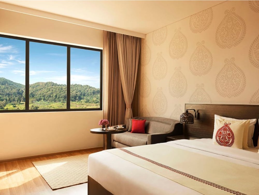 Deluxe Room, 1 King Bed, Hill View (Delight) photo 2
