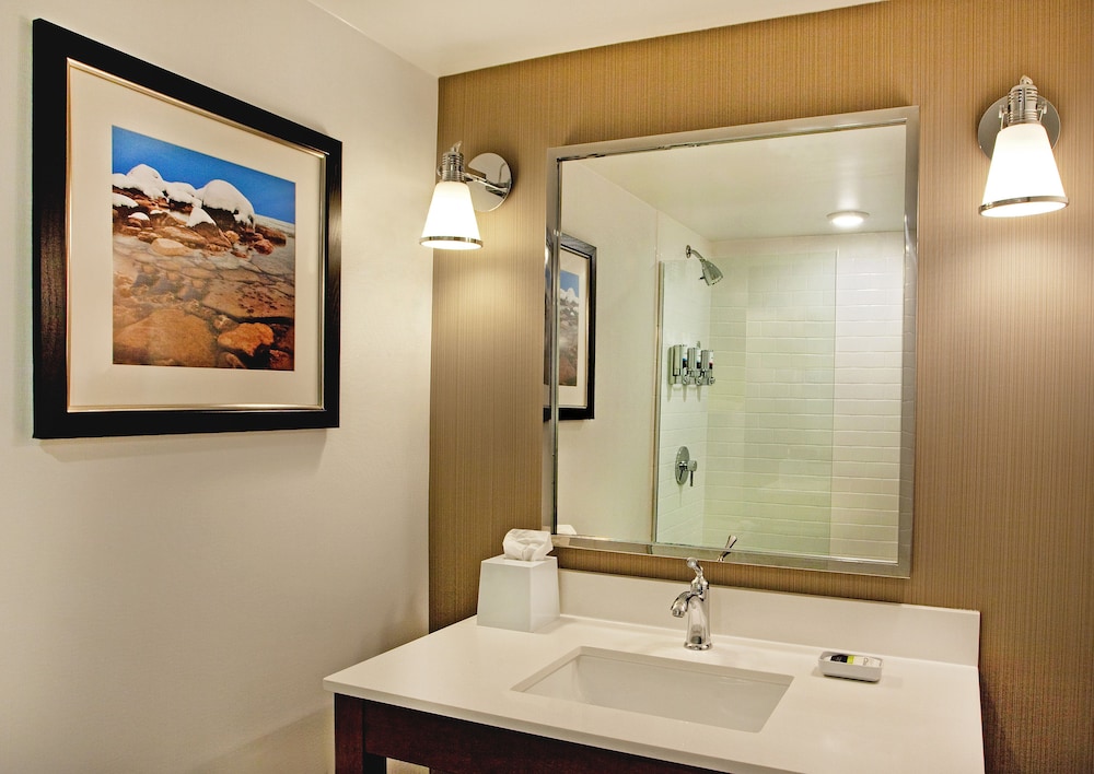 Room, 1 Queen Bed with Sofa bed, Poolside (Mobility/Hearing Access, Roll-In Shwr) - Photo 4
