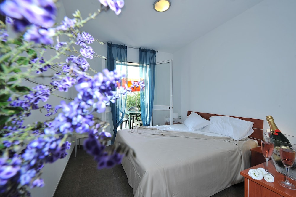 Family Room, Balcony, Garden View photo 1