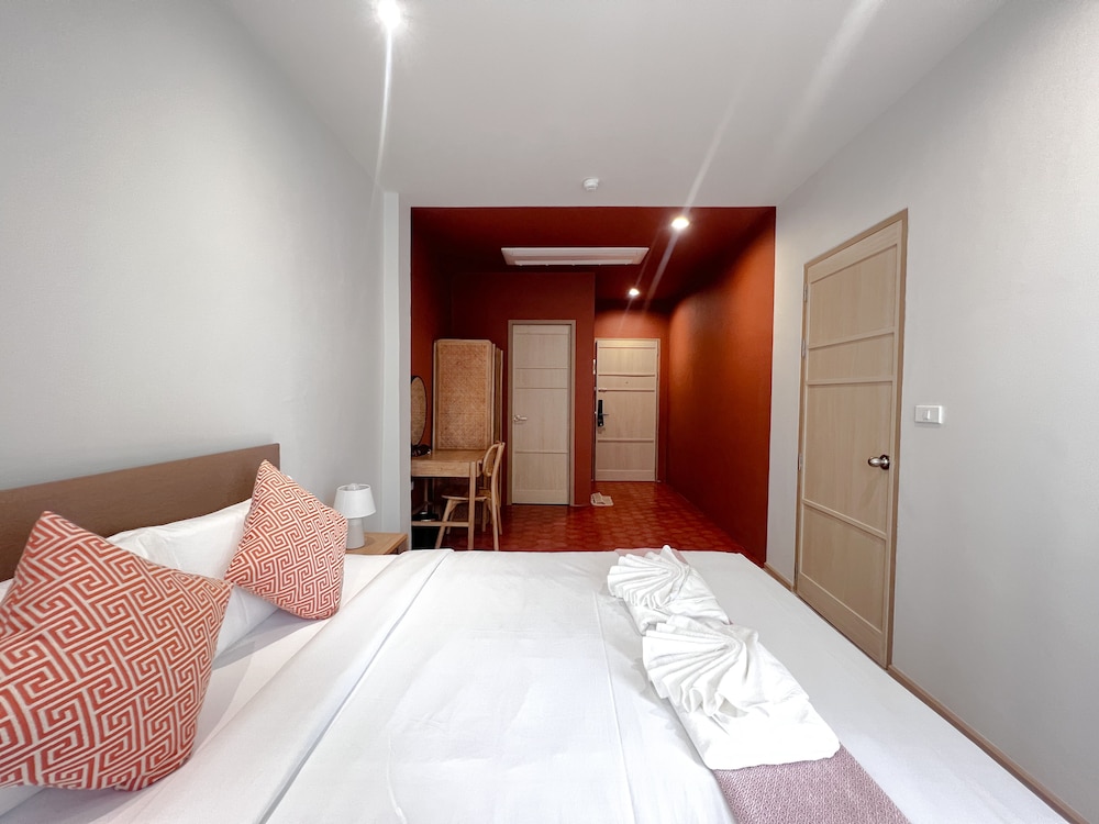 Deluxe Room, 1 Queen Bed, Non Smoking photo 2