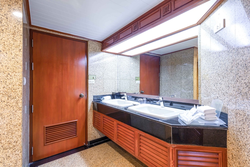 Executive Suite, River View - Photo 12