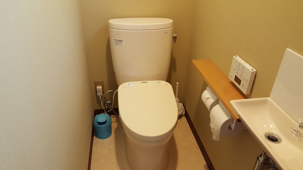 Basic Twin Room, 2 Twin Beds, Non Smoking, Shared Bathroom photo 3