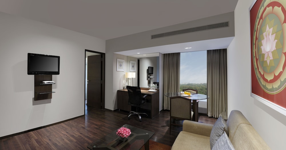 Premier Suite, 1 King Bed - Photo 4