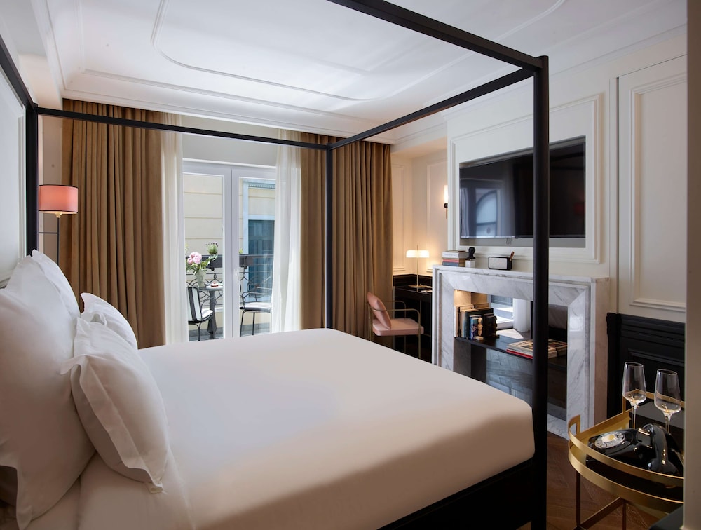 Deluxe King Room with Balcony photo 1