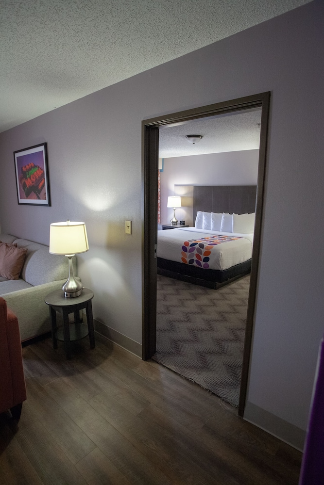 Deluxe Room, 1 King Bed, Non Smoking (Deluxe Family Room) photo 2