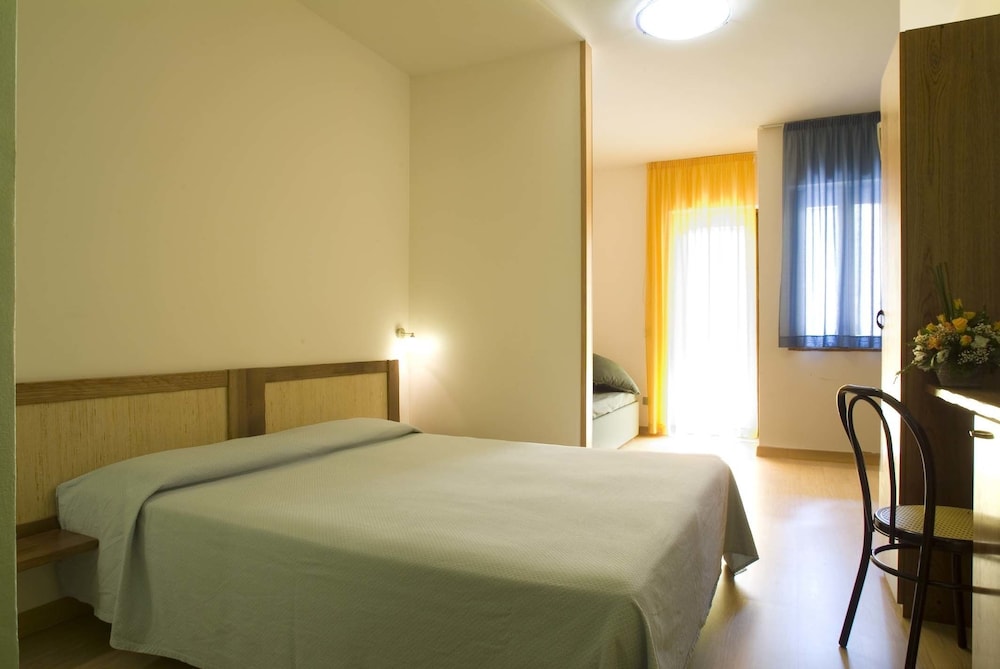 Classic Quadruple Room, Park View photo 1
