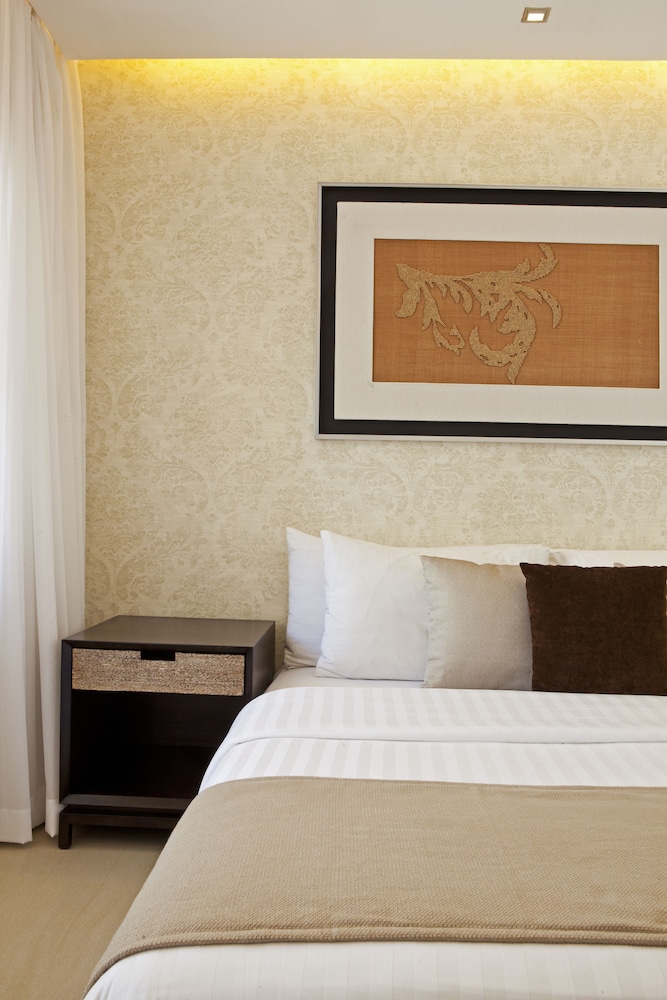 Deluxe Room, 1 King Bed photo 2