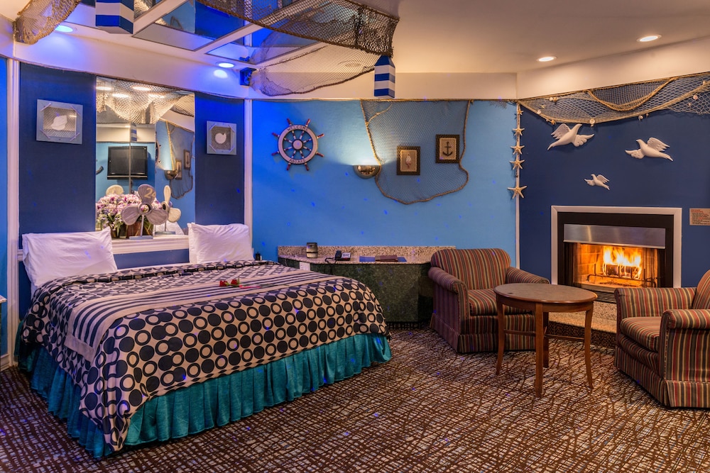 Blue Romantic Theme Suite with Jetted Tub & Fireplace