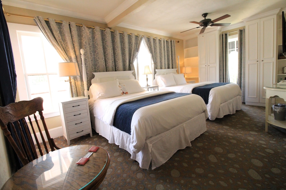 Room, 2 Queen Beds photo 1