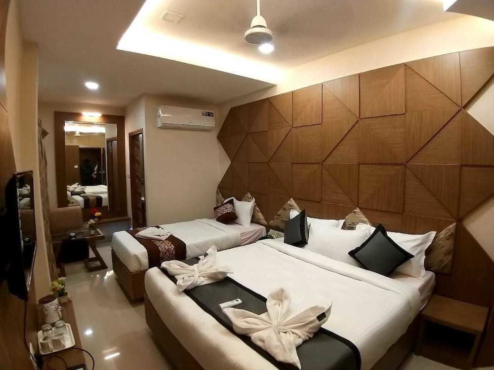 Luxury Triple Room, City View