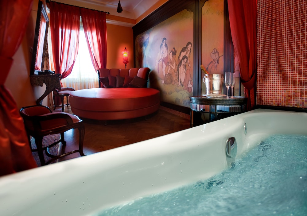 Suite (Secret)
