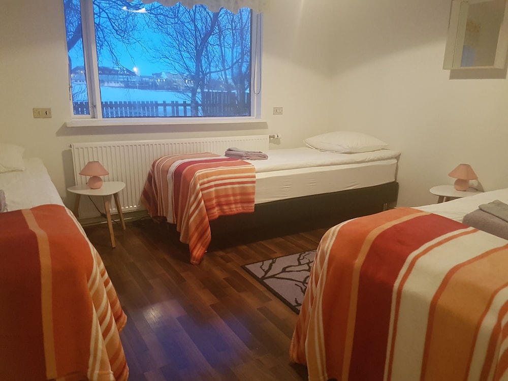 Room, 1 Bedroom, Shared Bathroom (Orange) photo 1