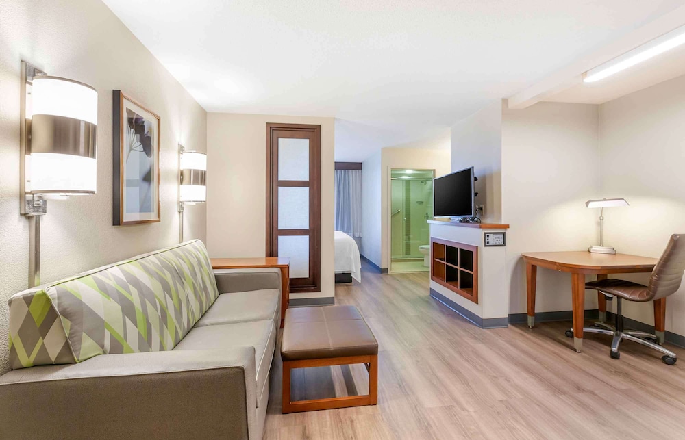 Deluxe Studio, 1 King Bed with Sofa bed, Non Smoking, Kitchenette photo 3