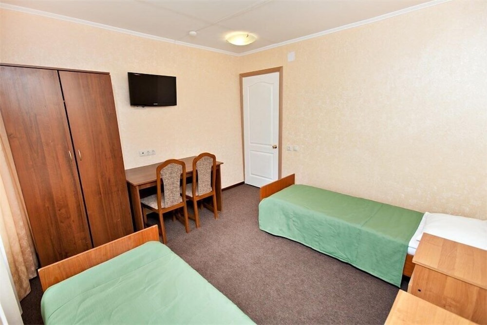 Renovated Economy room with 2 single beds, shared bathroom photo 2