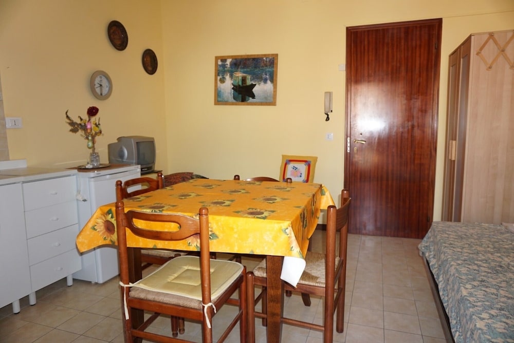 Studio, Multiple Bedrooms, Balcony photo 2