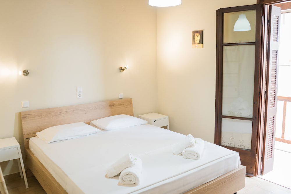 Standard Twin Room, 1 King Bed, Balcony, Courtyard View photo 2