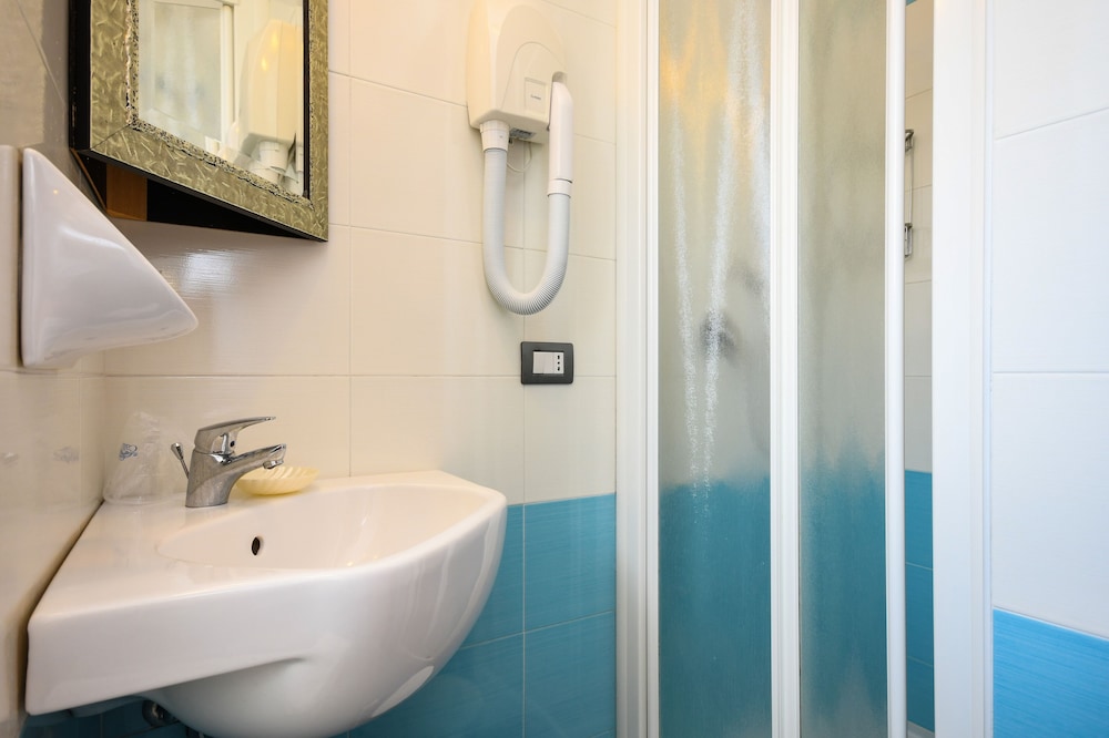 Standard Triple Room, Ensuite photo 2