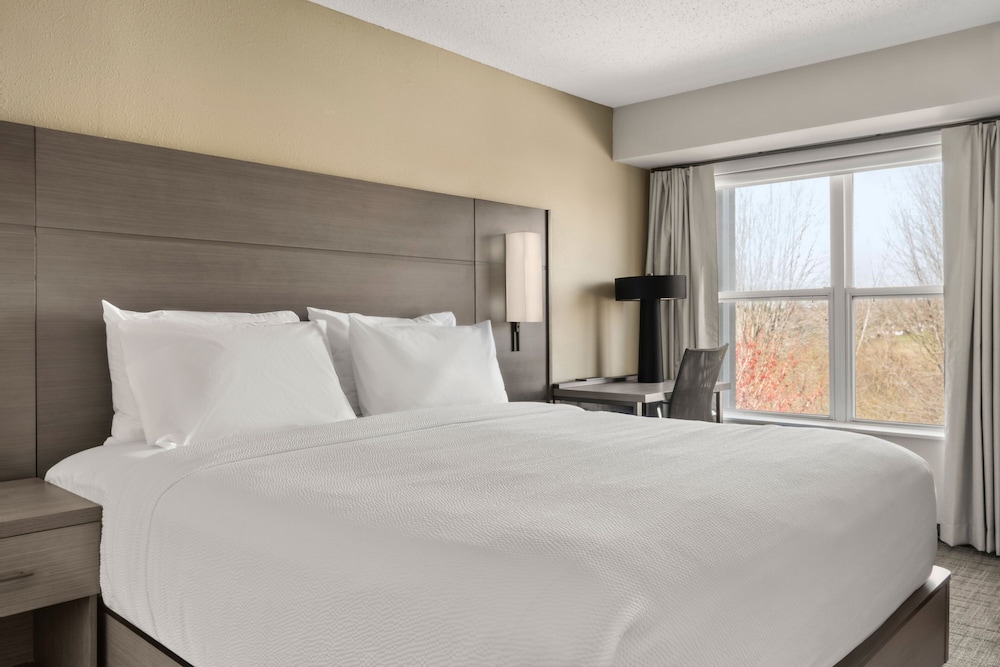 Suite, 2 Bedrooms (Mobility/Hearing Access, Roll-In Shwr) photo 2