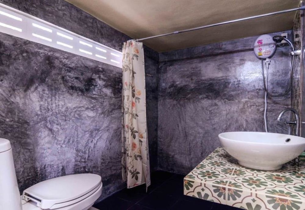 Twin-Bed Shared Bathroom photo 3