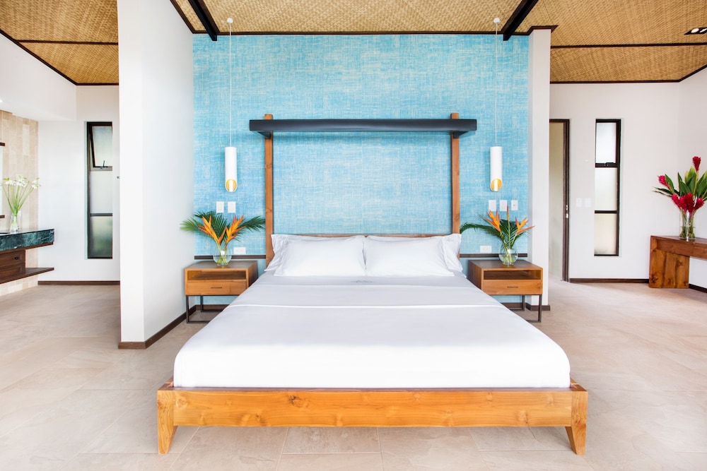Deluxe Villa, 1 King Bed, Balcony, Partial Ocean View photo 2