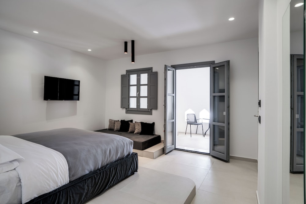 Deluxe Suite with Indoor Jacuzzi