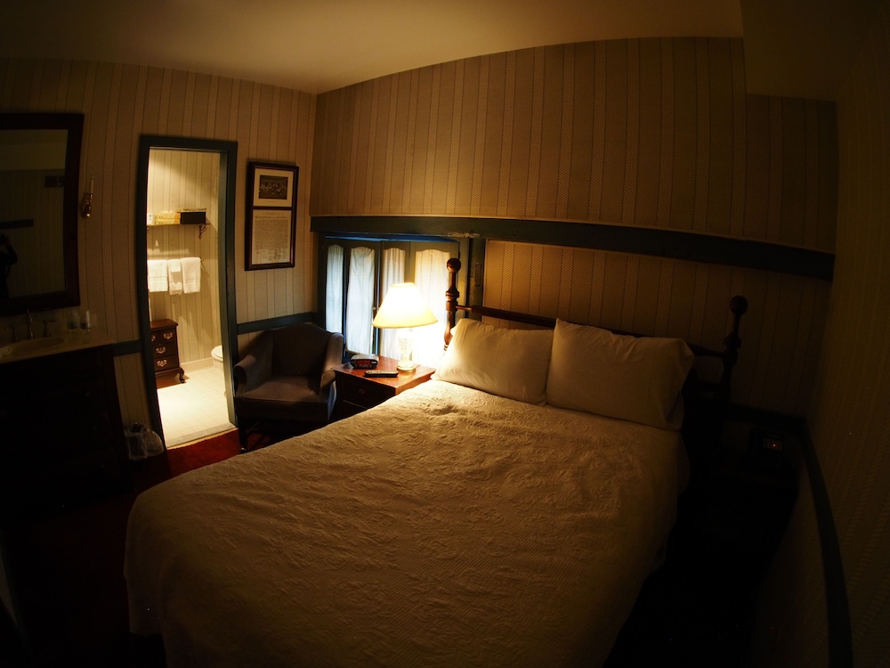 Superior Suite, Private Bathroom (Betsy Ross)