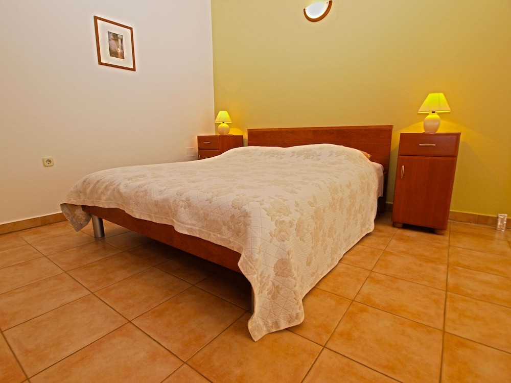 Studio, 1 Bedroom (1105/9568)