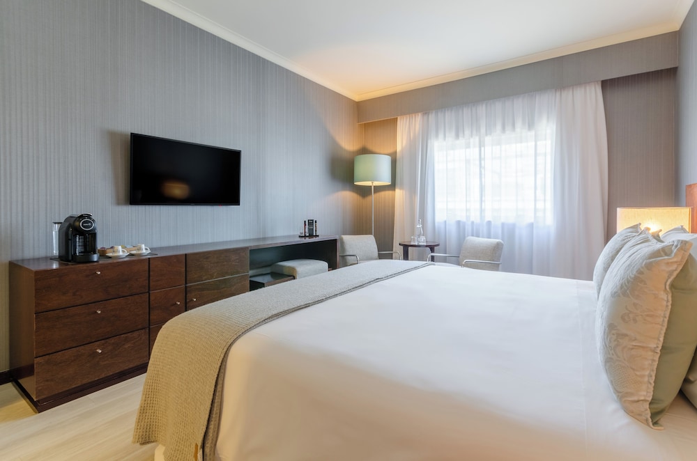 Double or Twin Room (with Extra Bed) thumbnail 6