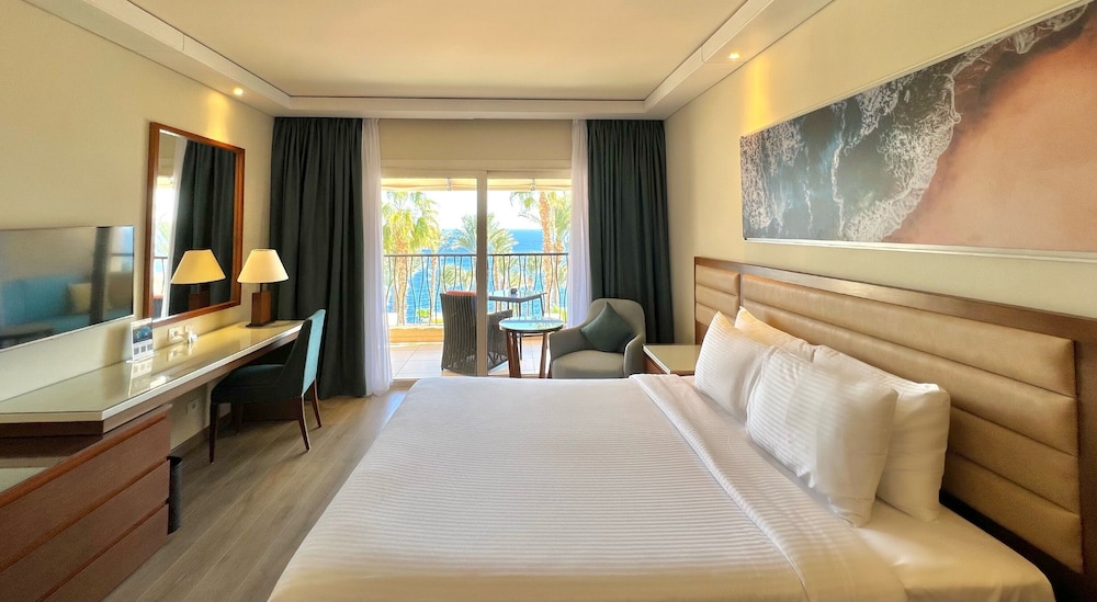 Room, 1 King Bed, Sea View - Photo 2