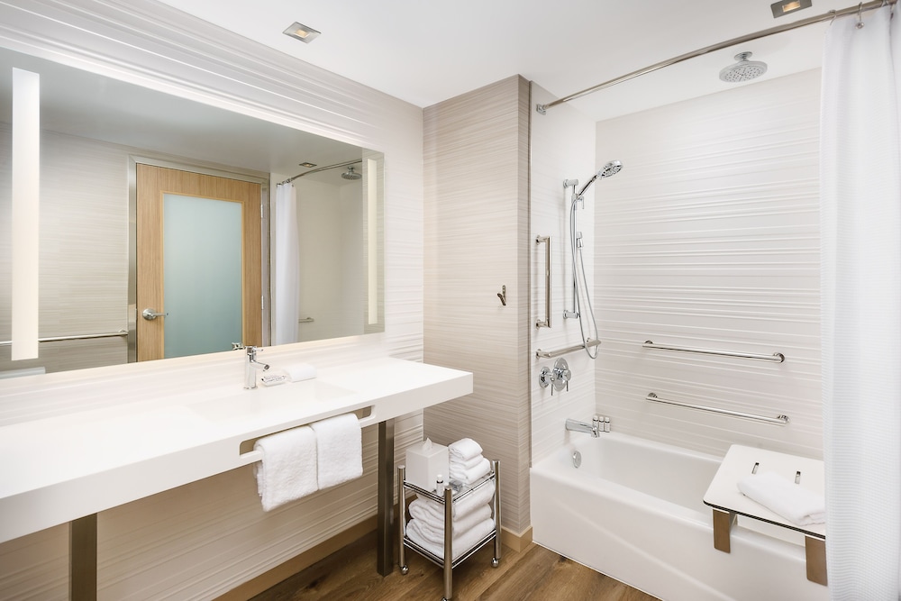 Room, 1 King Bed (Mobility Accessible, Tub)