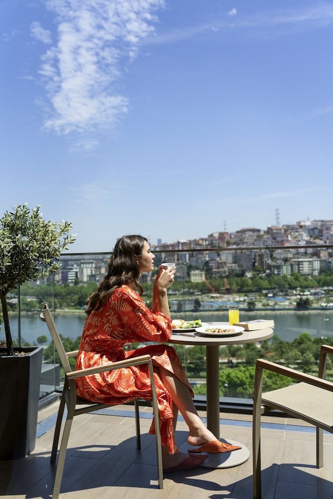 Suite, 1 King Bed (Golden Horn) photo 2