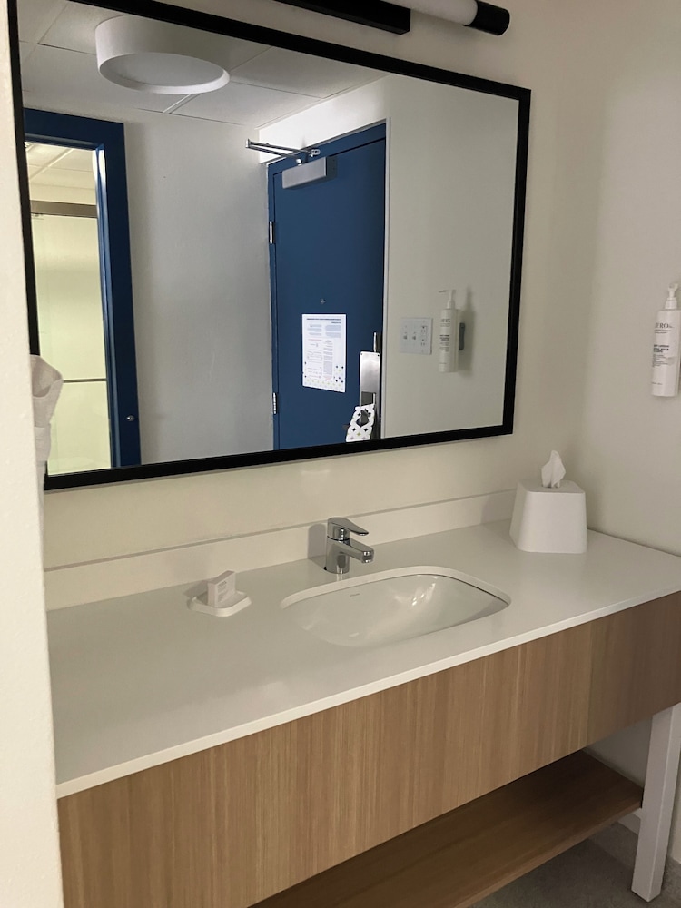 Room, 1 Queen Bed, Accessible (Mobility, Roll-In Shower) - Photo 4