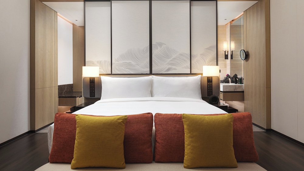 Standard Room, 1 King Bed, Lake View photo 2