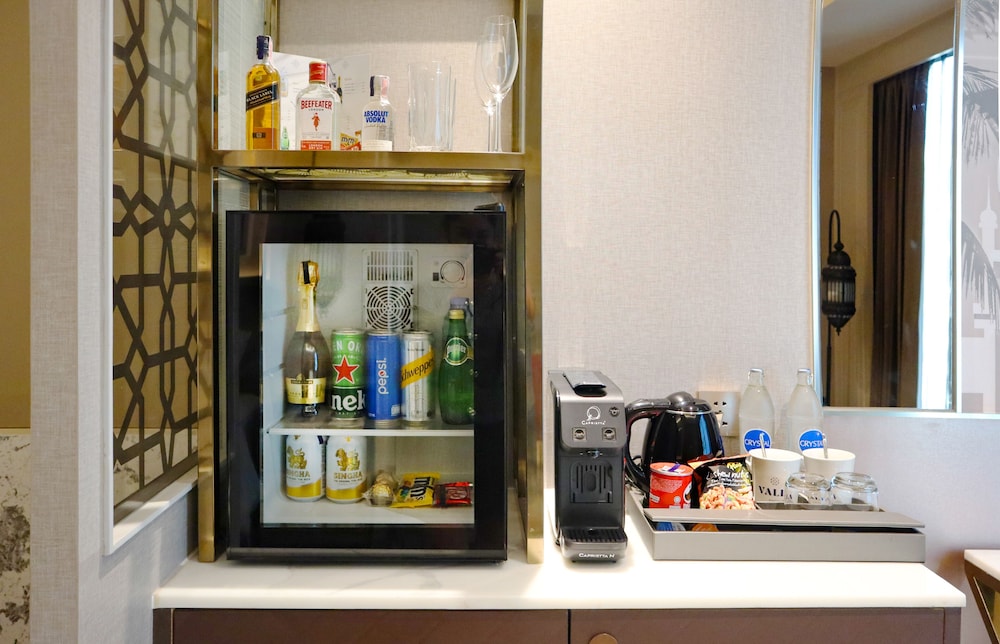 Jacuzzi Sky Suite Club Lounge Access
