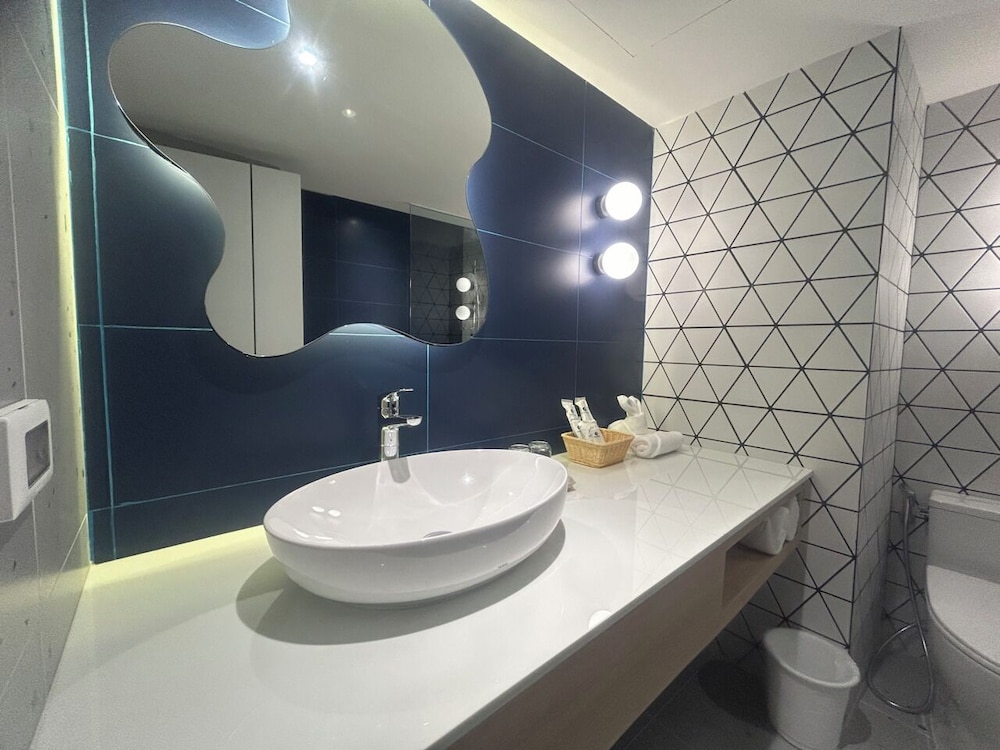 Deluxe New Blue Wave, Newly Renovated - Photo 10