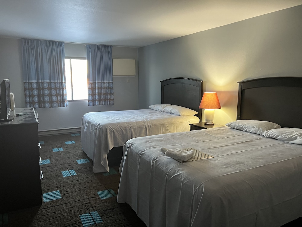 Room, 2 Queen Beds, Non Smoking photo 1