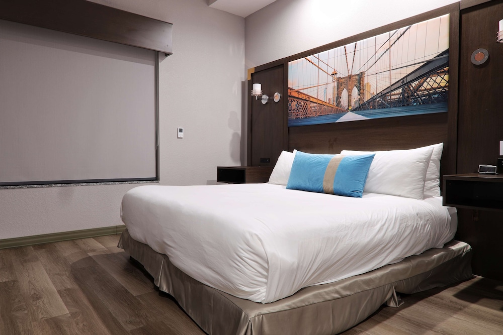 Suite, 1 King Bed, Accessible, Kitchenette (Kitchenette ) - Photo 2