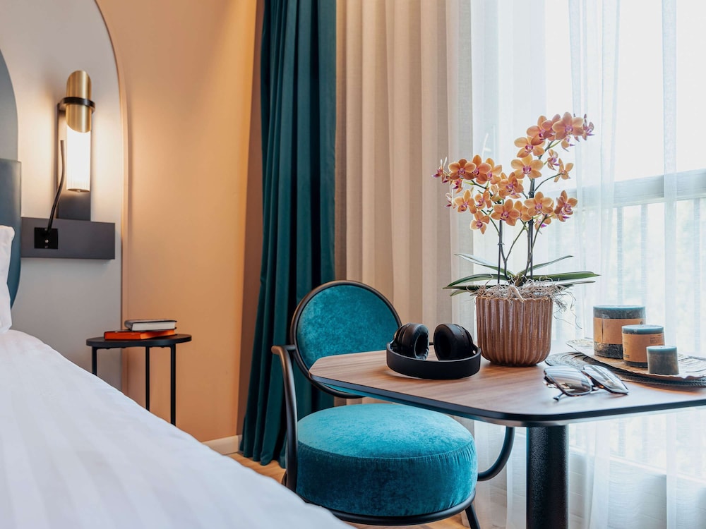 Room, 1 King Bed (Privilege, Renewed) thumbnail 6
