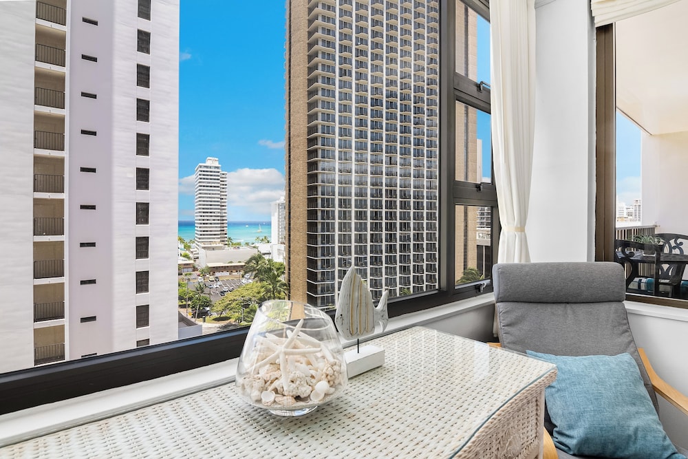 Premium Remodeled Condo with Ocean View and Parking: Premium Apartment, 1 King Bed with Sofa bed, Kitchen, Ocean View (0168) photo