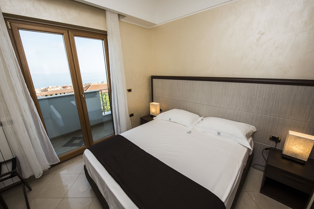 Classic Room, 1 Queen Bed, Balcony, Sea View