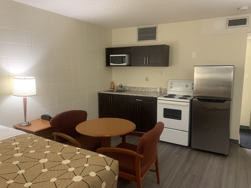 Room (One Queen, Full Kitchen, Non Smoking)