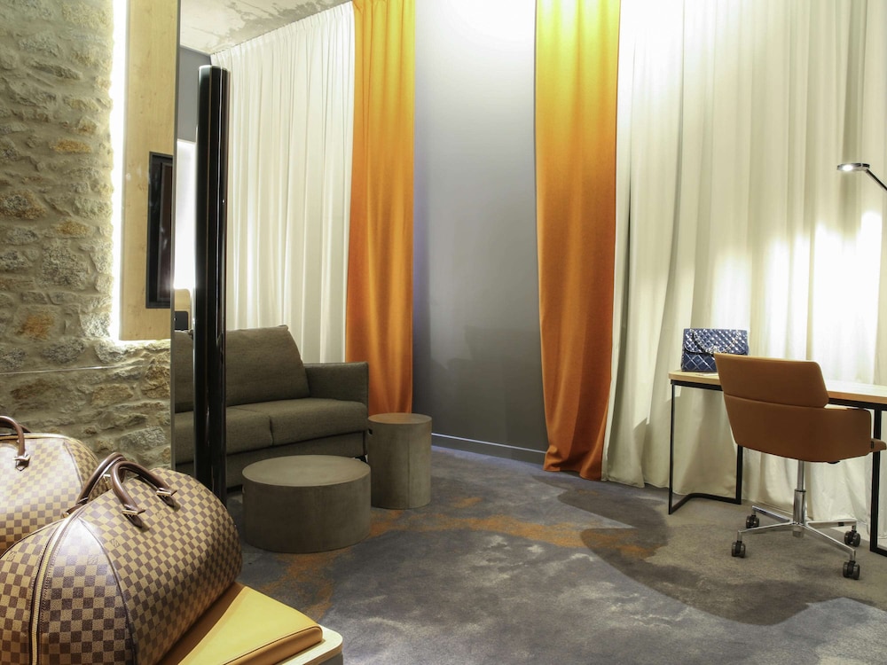 Junior Suite, 1 Queen Bed with Sofa bed