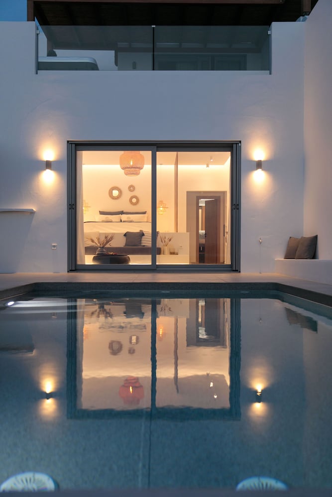 Deluxe Suite, Private Pool, Seafront photo 3