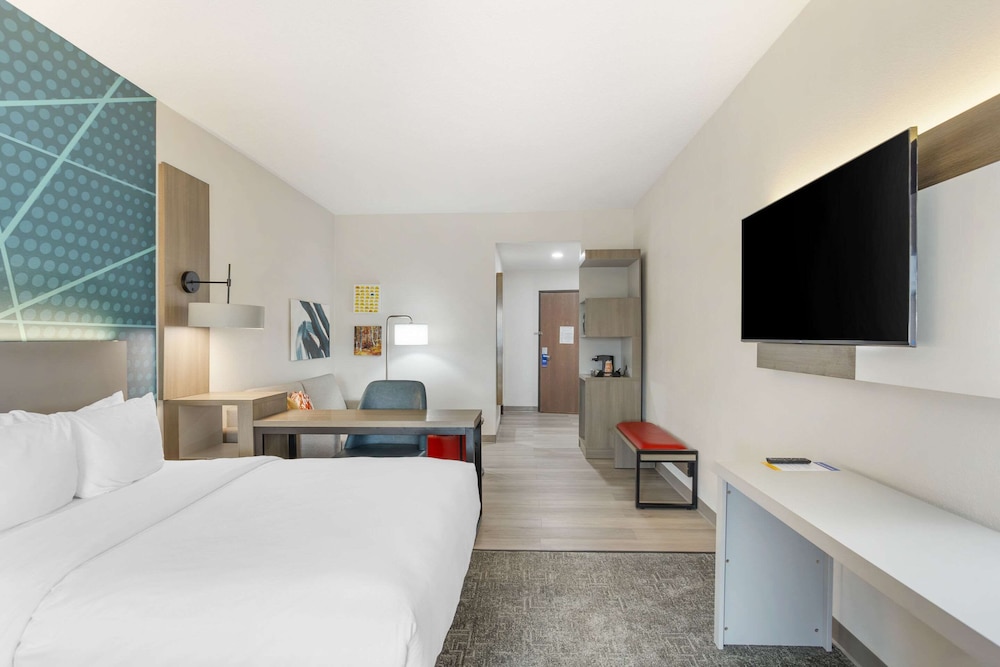 Suite, 1 King Bed with Sofa bed, Non Smoking photo 2