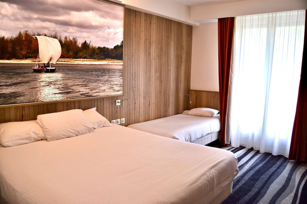 Standard Room, Multiple Beds - Photo 4