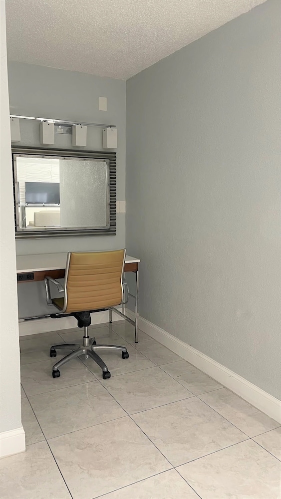 Comfort Suite photo 2
