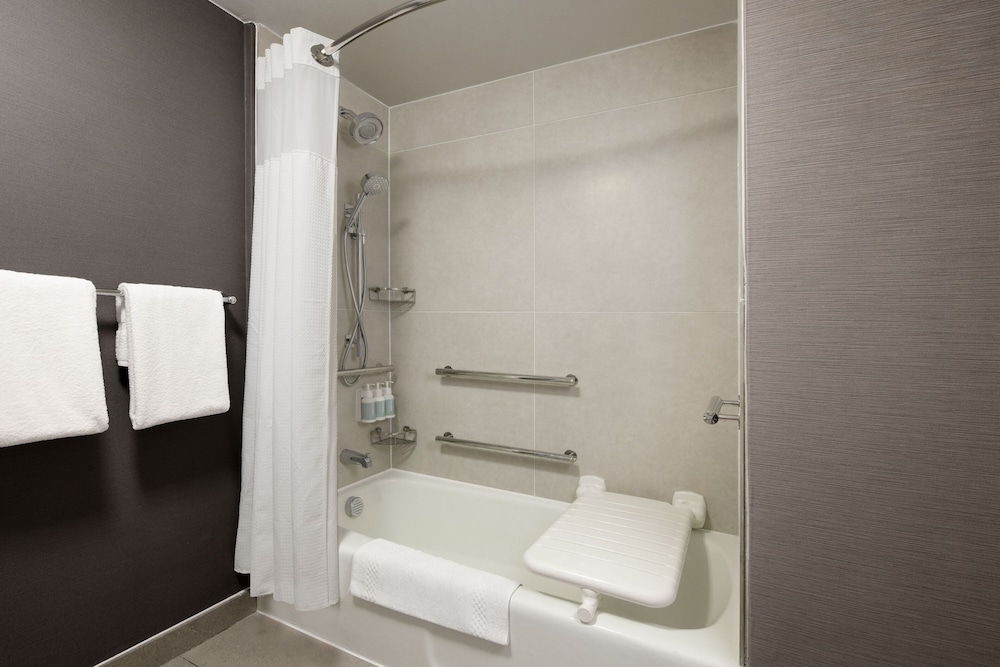 Room, 1 King Bed (Mobility/Hearing Accessible, Tub) - Photo 5