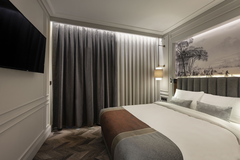 Standard Room, 1 Queen Bed, Balcony, City View photo 3