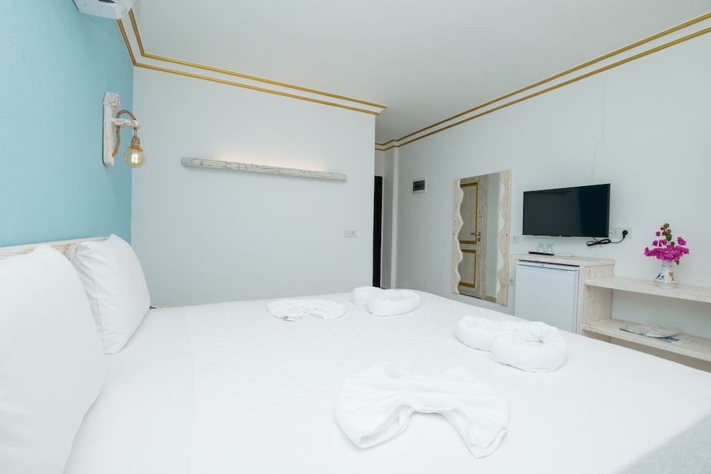Standard Double Room, 1 King Bed, Pool Access, Sea View